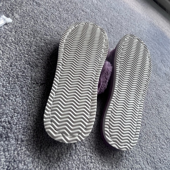 10 lavender fuzzy slippers - Picture 9 of 9